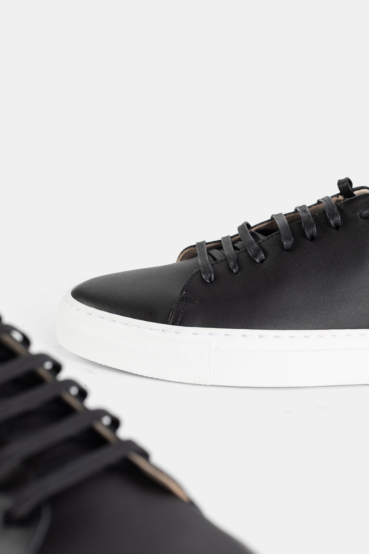 Brightway sneaker cuir noir gros plan embout arrondi couture semelle blanche épaisse lacets plats femme