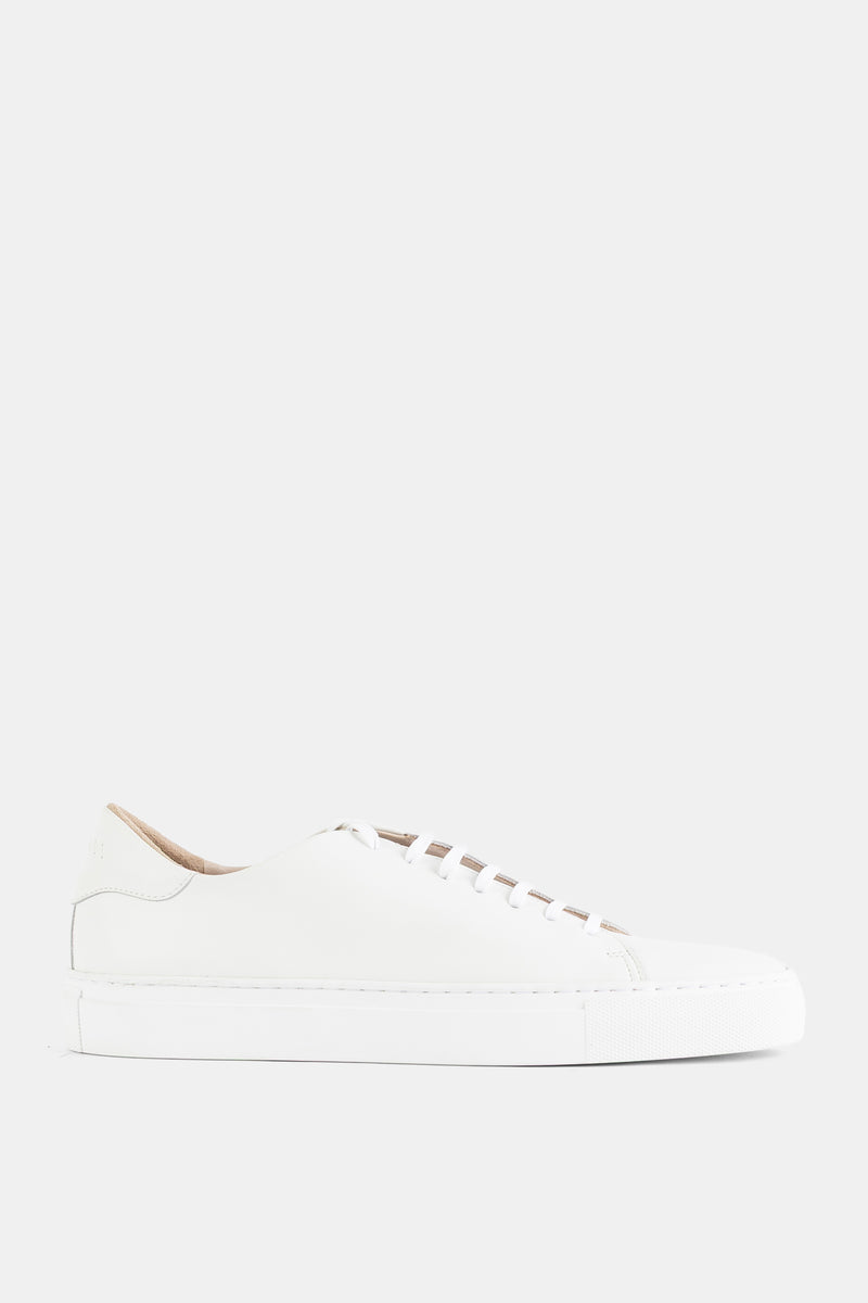 Sneakers en cuir lisse blanche semelle noire