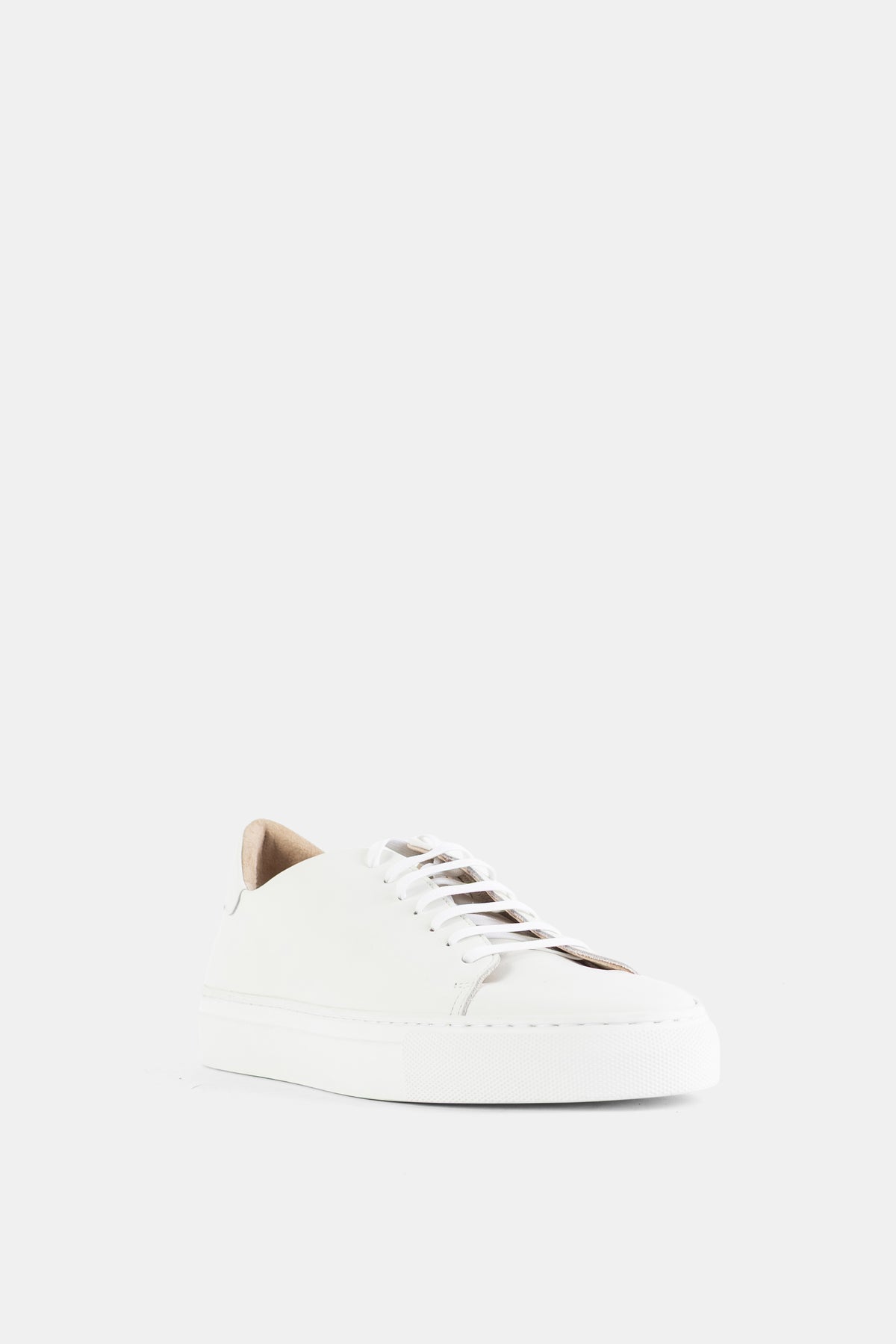 Brightway sneaker cuir blanc lisse vue trois quarts avant, laçage blanc croisé et tige basse minimaliste femme SS26