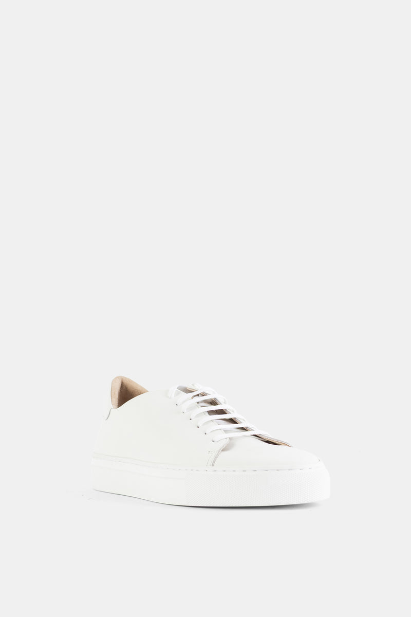 Brightway sneaker cuir blanc lisse vue trois quarts avant, laçage blanc croisé et tige basse minimaliste femme SS26