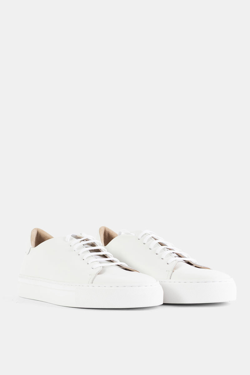 Brightway baskets femme cuir blanc vue de face trois quarts, embout arrondi et semelle épaisse blanche SS26