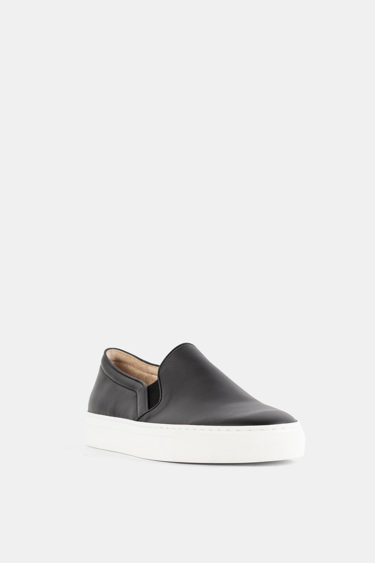 Brightway sneaker slip-on nappa noire, intérieur beige visible et élastique latéral, vue trois quarts avant
