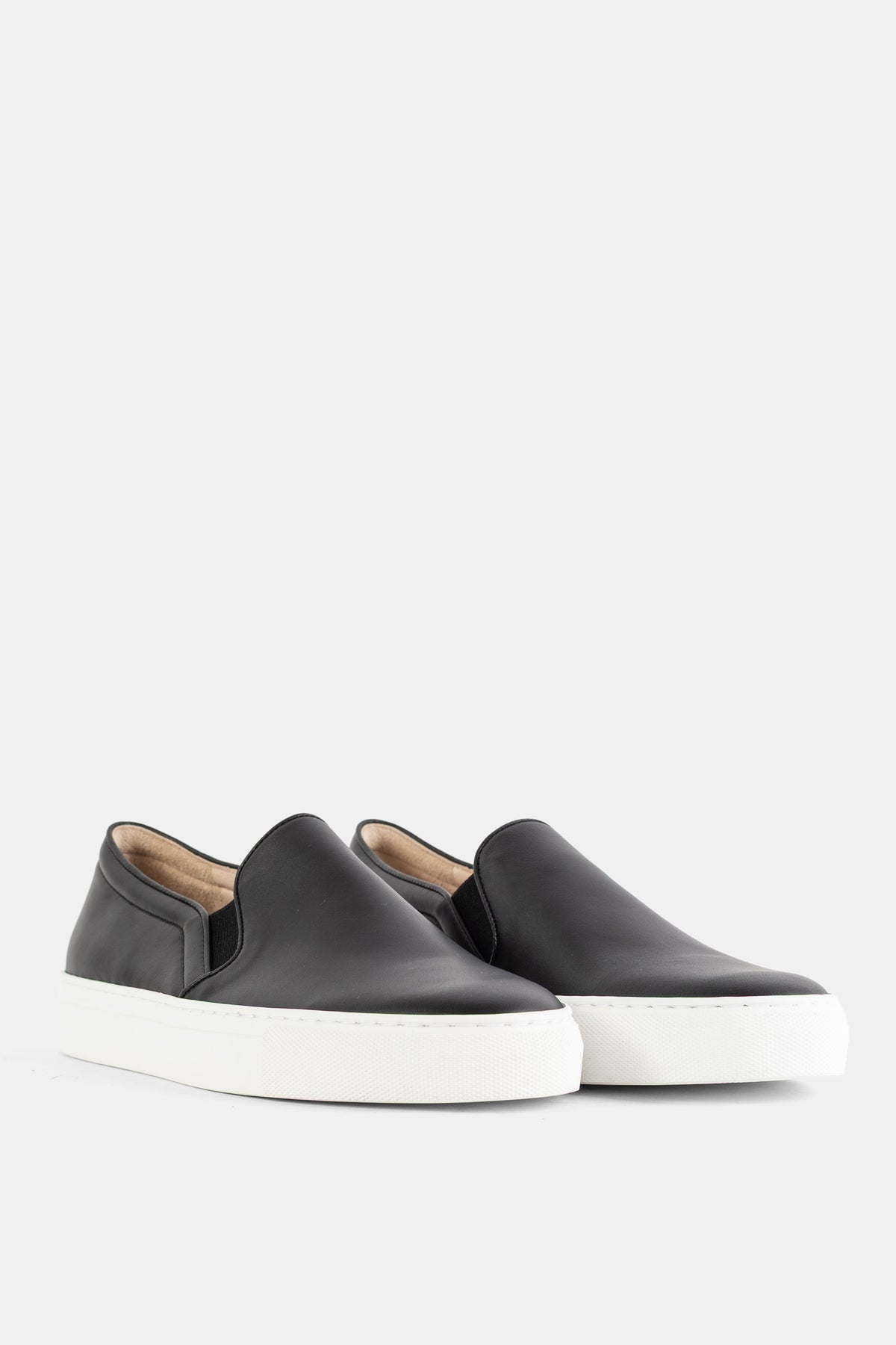 Brightway slip-on nappa noir à bout pointu, paire posée face avant sur semelle plateforme blanche épaisse