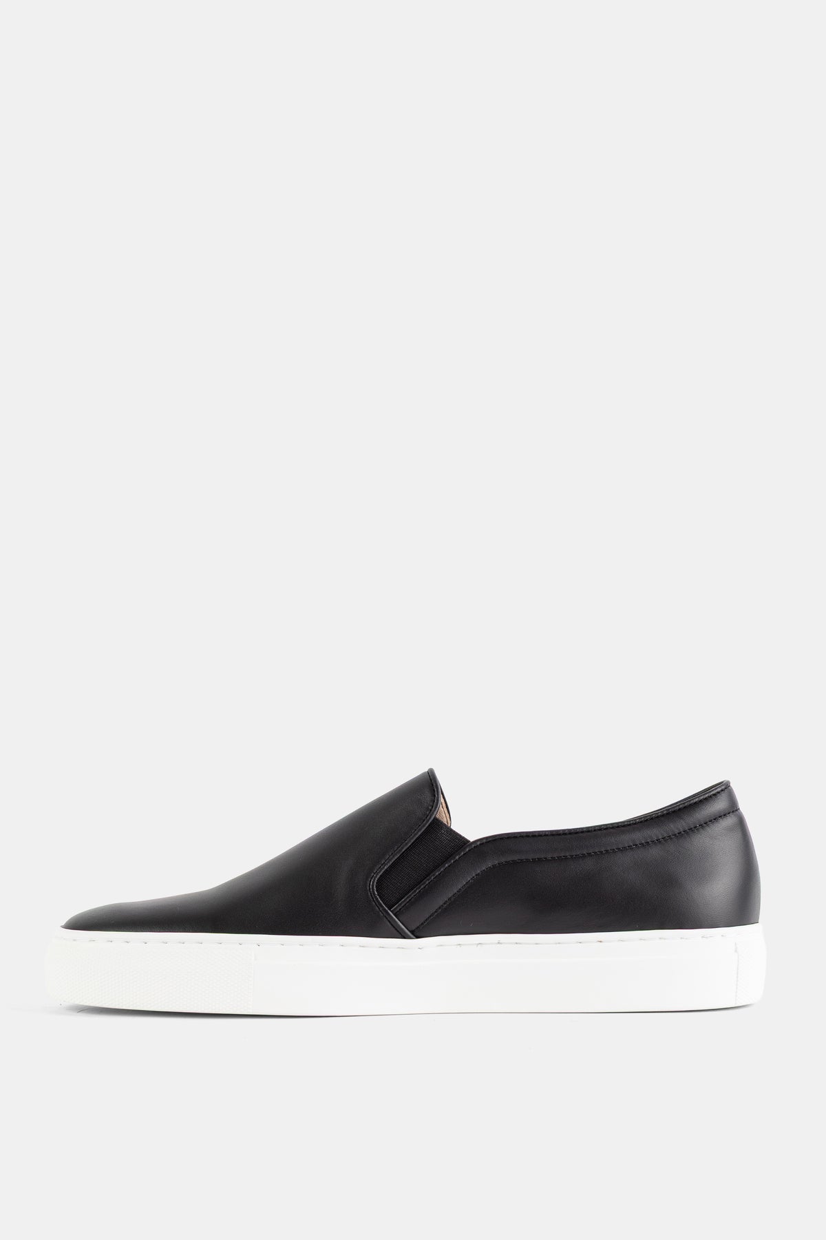Brightway slip-on nappa noir, semelle blanche contrastante et élastique latéral, vue latérale droite femme SS26