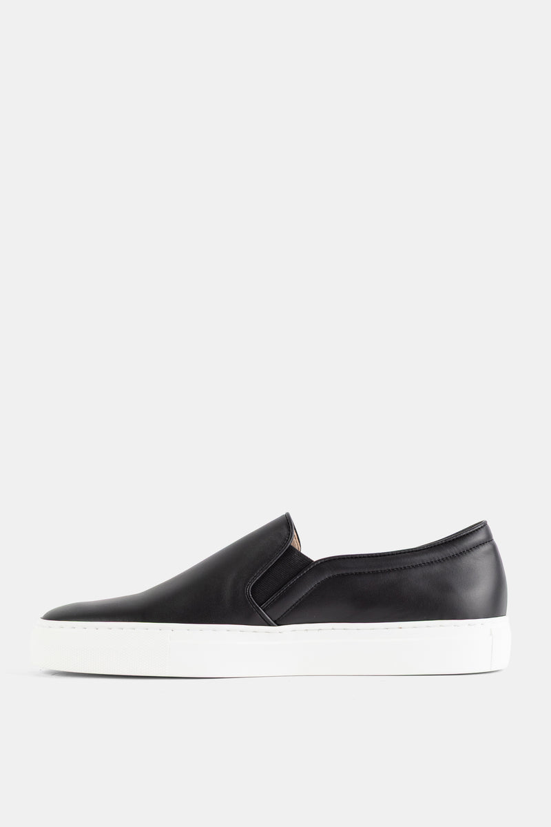 Brightway slip-on nappa noir, semelle blanche contrastante et élastique latéral, vue latérale droite femme SS26