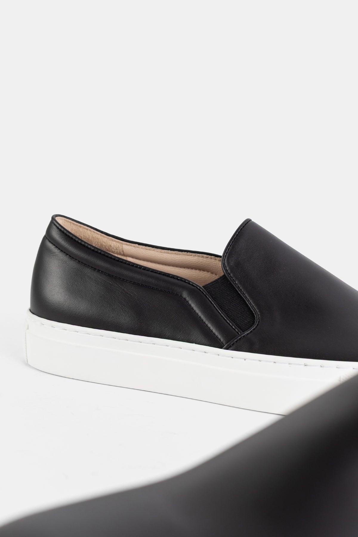 Brightway slip-on nappa noir, détail coutures et élastique latéral sur semelle plateforme blanche, vue rapprochée