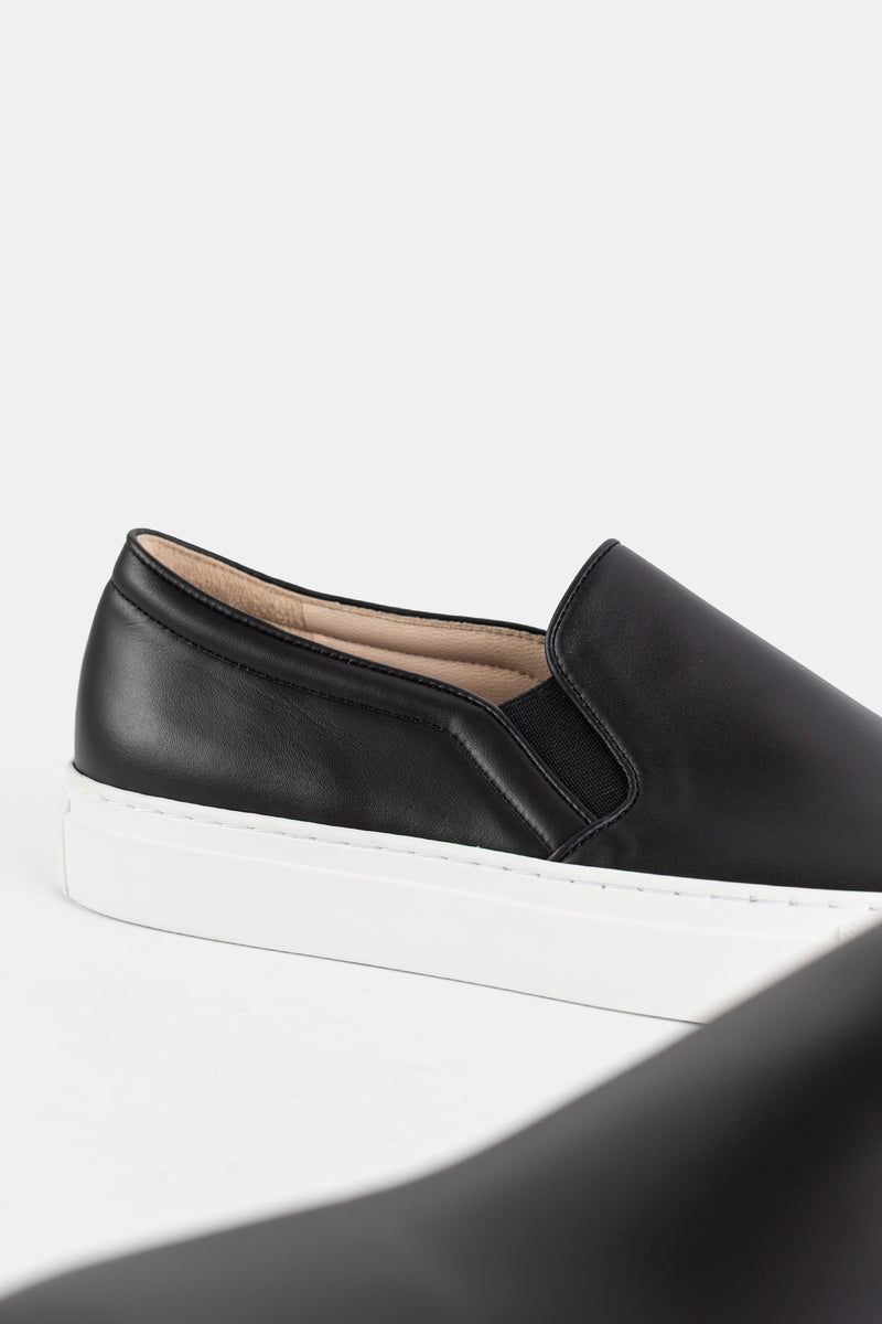 Brightway slip-on nappa noir, détail coutures et élastique latéral sur semelle plateforme blanche, vue rapprochée