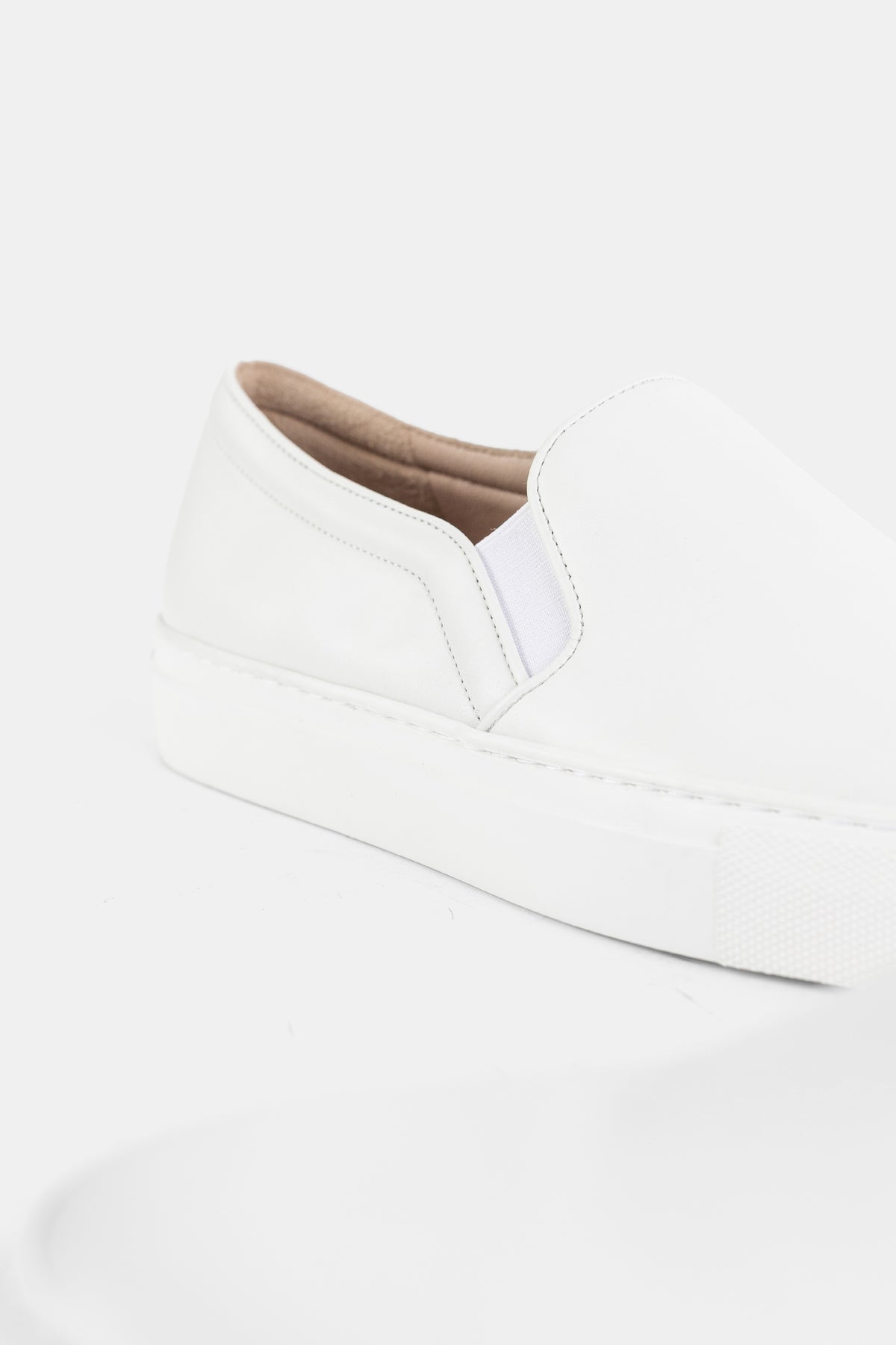 Brightway slip-on nappa blanche vue rapprochée détail élastique gousset coutures fines semelle plateforme femme SS26
