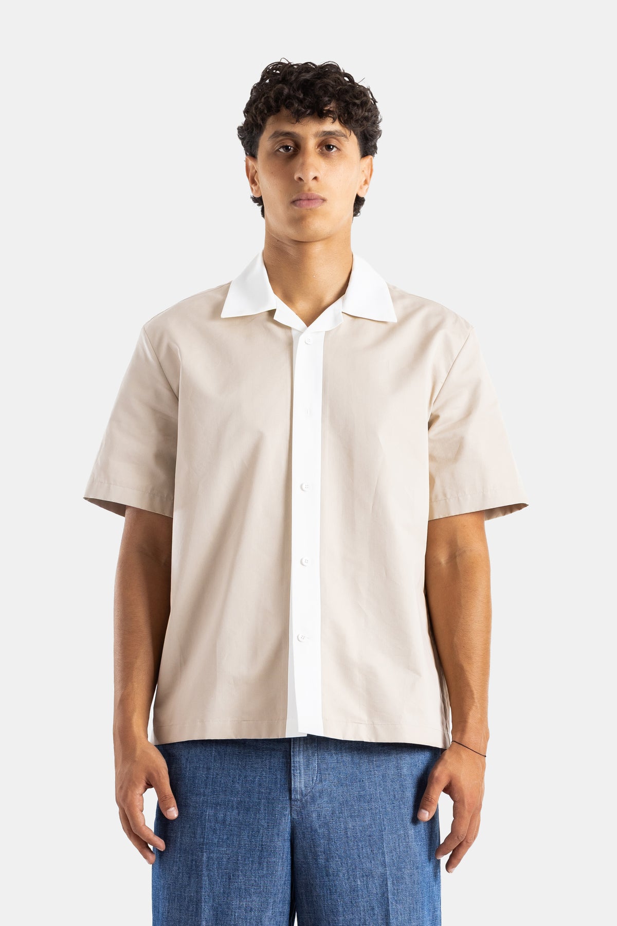 Chemise manches courtes coton beige sable col cubain blanc contraste coupe oversize homme SS26