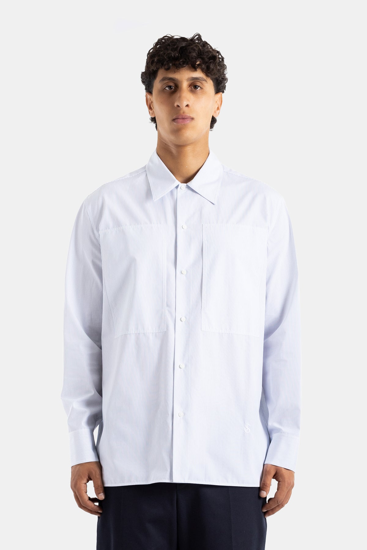 Chemise Tuesday rayures fines bleu ciel blanc coupe oversize en coton avec poches plaquées FW25