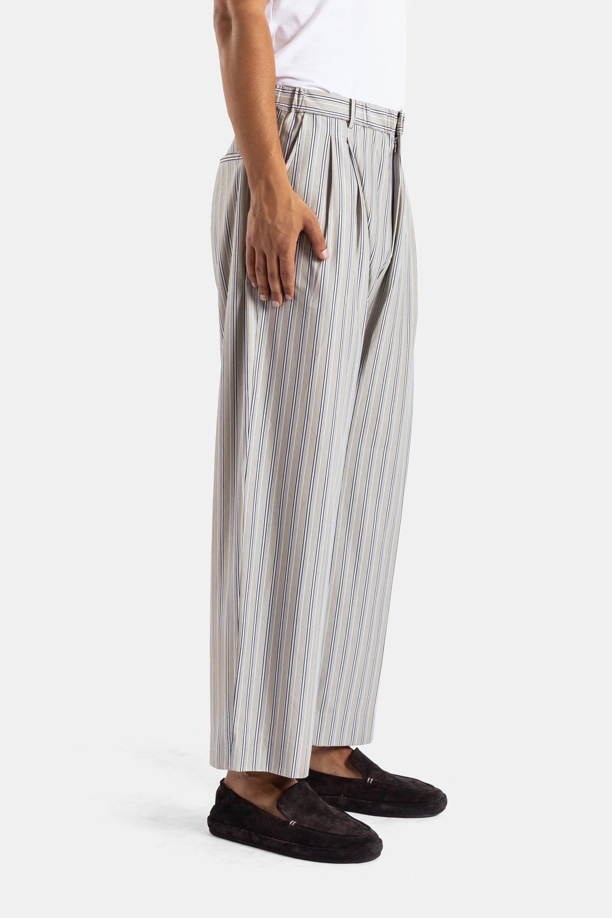 Pantalon large à pinces en jersey de coton rayé pourpre et noir