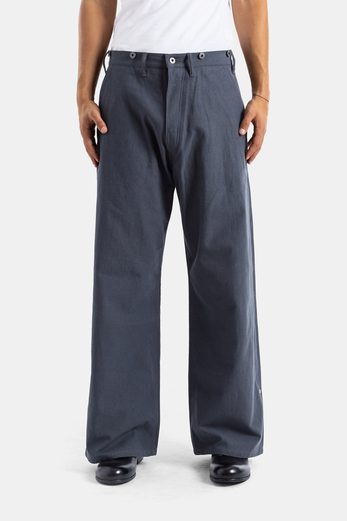 Taiga Takahashi pantalon large travail coton gris anthracite silhouette oversize jambe droite SS26 homme