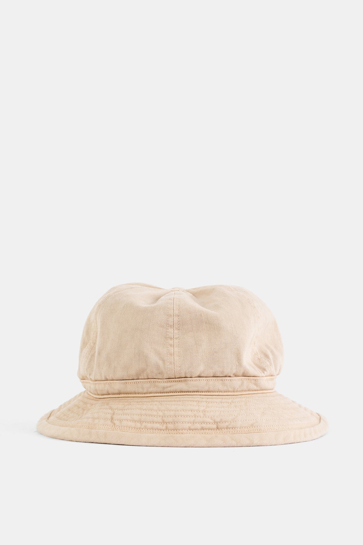 Taiga Takahashi chapeau militaire en coton teint Yakusugi, calotte bouffante et visière structurée, coloris sable naturel