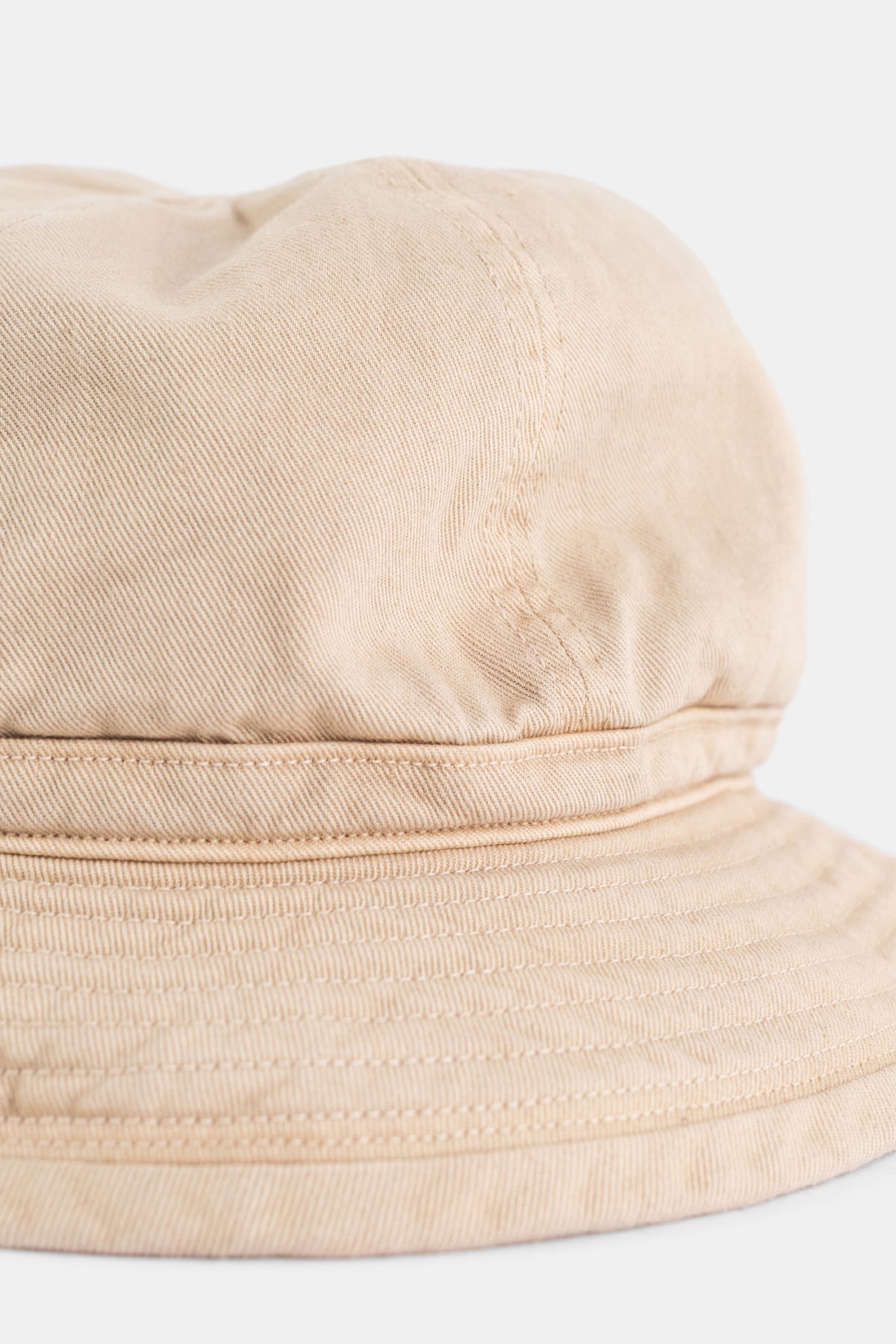 Taiga Takahashi bob militaire coton, zoom sur coutures surpiquées de la visière et tissu froissé teint Yakusugi