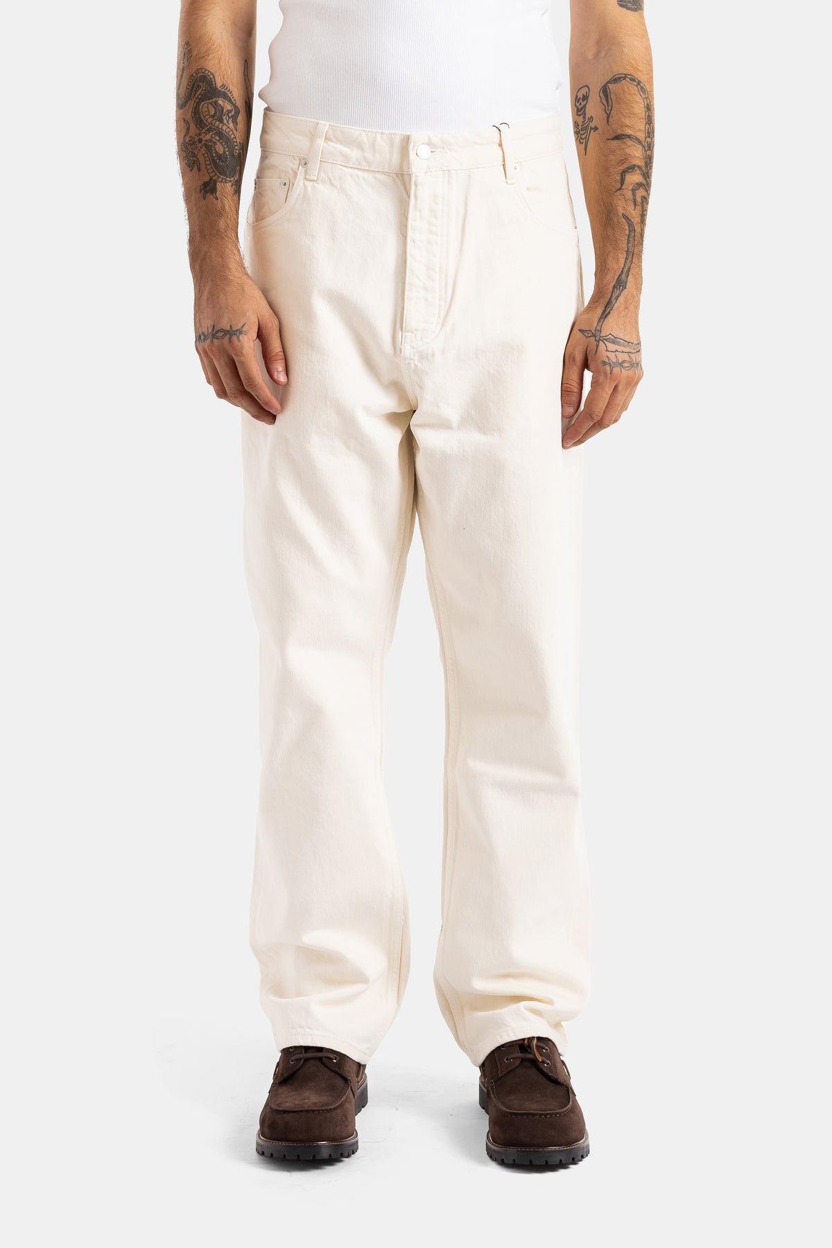 Studio Nicholson weite, gerade geschnittene 90er-Jeans für Herren aus rohem, ecrufarbenem Denim mit 5-Pocket-Stil.