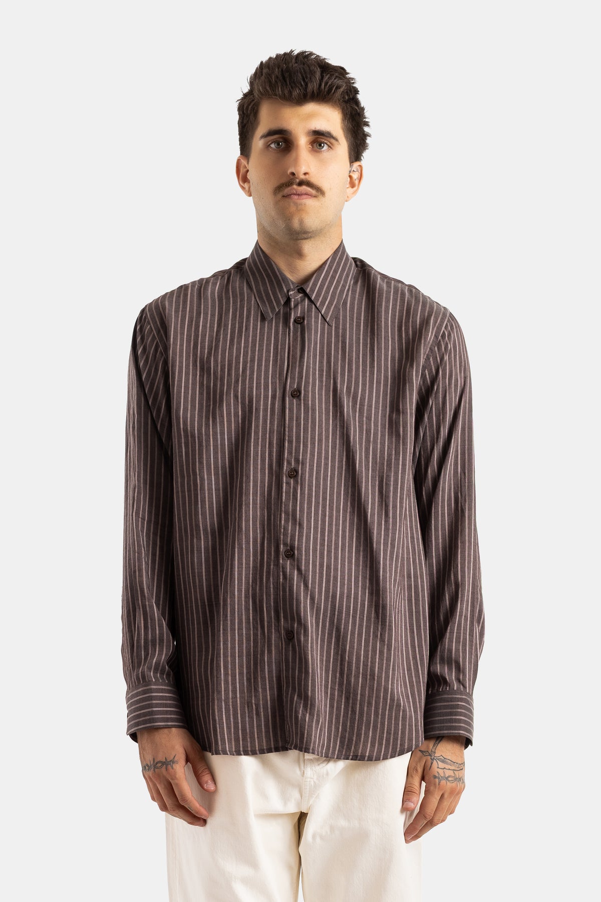 Camicia oversize Studio Nicholson a righe marrone con colletto classico e maniche lunghe in tessuto fluido