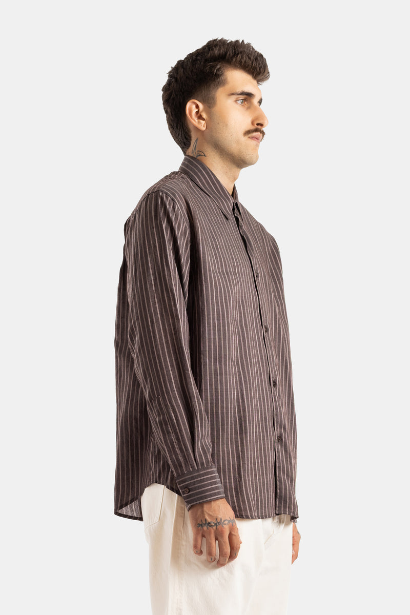 Camicia View Studio Nicholson di profilo a righe verticali bianche e marroni dal taglio ampio e bottoni tono su tono
