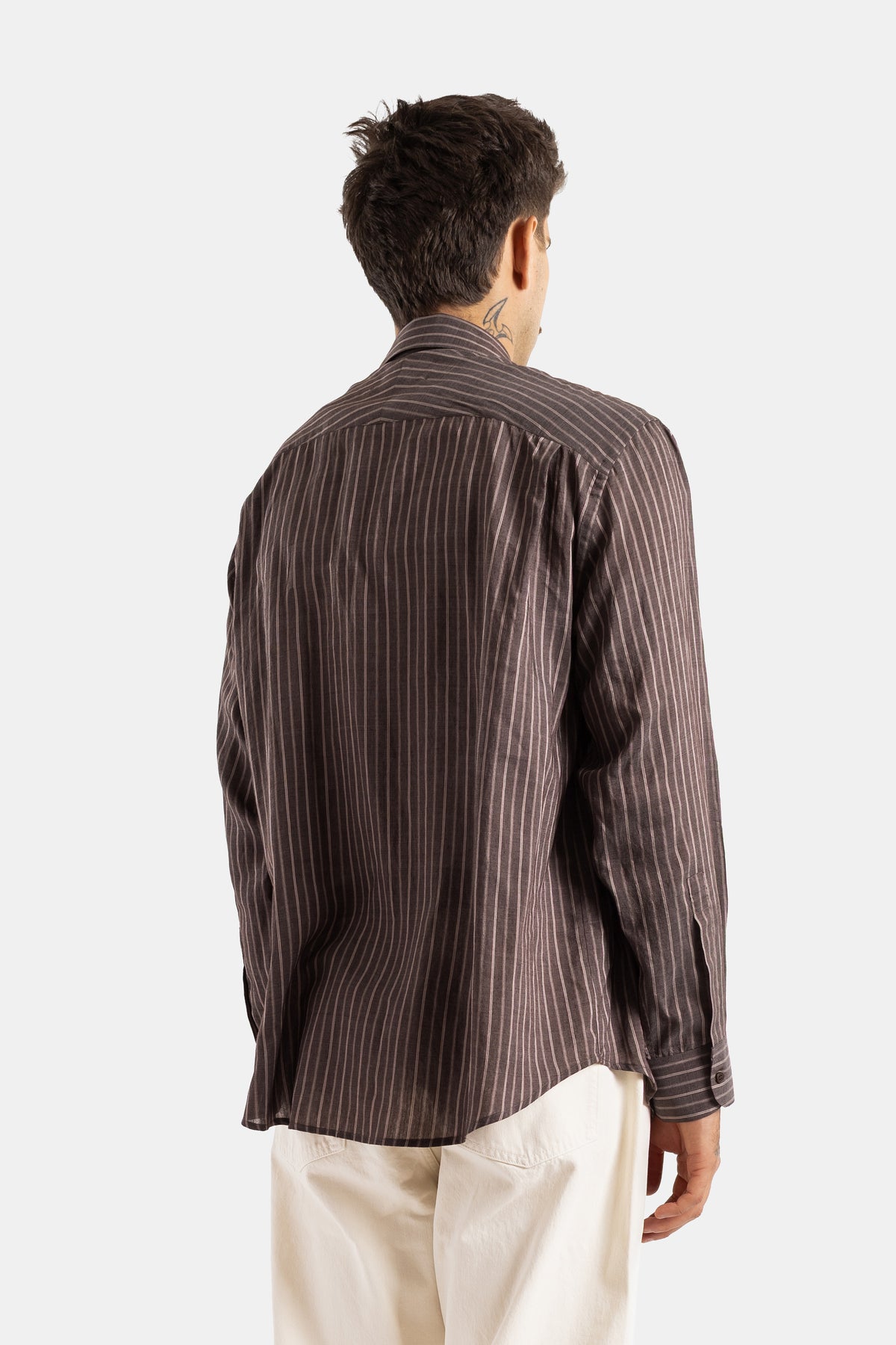 Retro camicia View Studio Nicholson a righe verticali oversize con tatuaggio sul collo e pantalone color ecru
