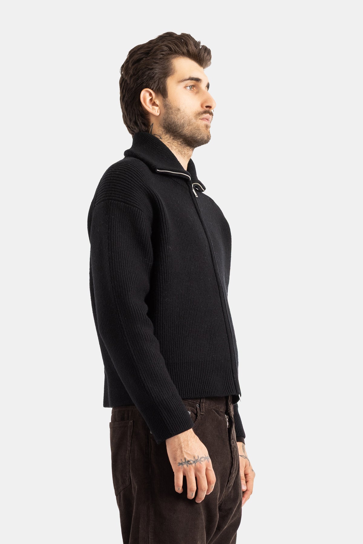 Studio Nicholson cardigan laine côtelée noir zippé profil homme, épaules structurées et col droit