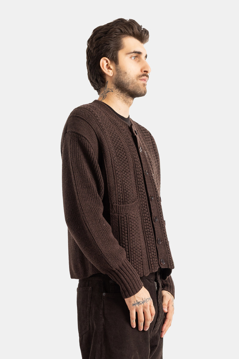 Taiga Takahashi cardigan maille brun profil latéral poches plaquées boutons ton sur ton homme