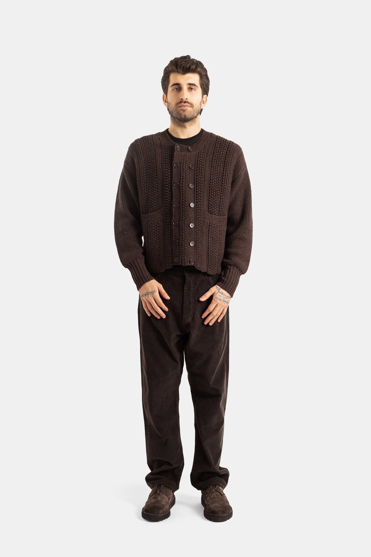 Taiga Takahashi cardigan laine brun foncé porté look monochrome total brown avec pantalon velours côtelé homme
