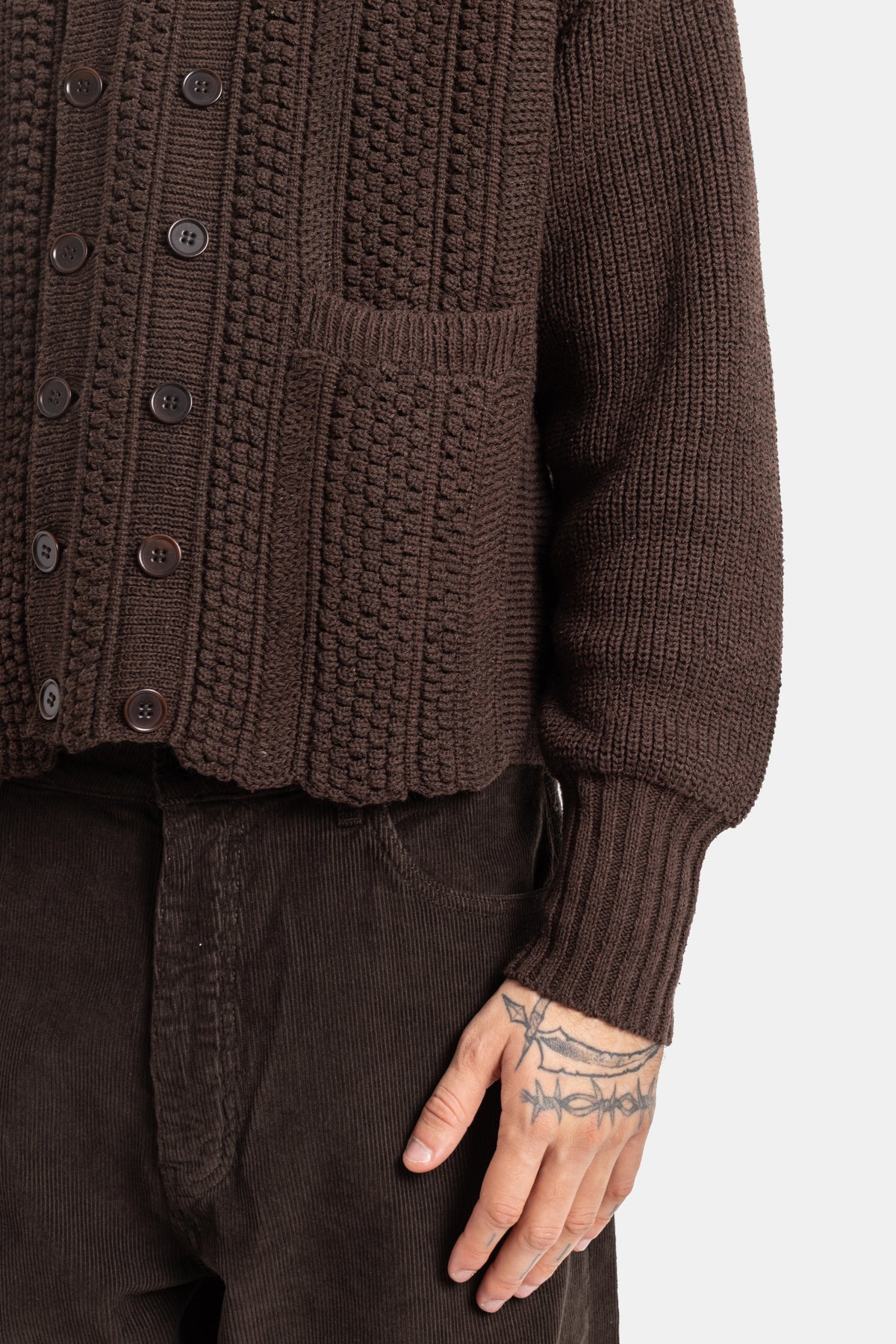 Taiga Takahashi cardigan brun détail poche plaquée relief popcorn maille côtelée poignet tatouage main homme