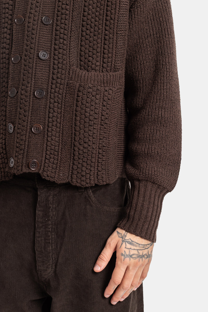 Taiga Takahashi cardigan brun détail poche plaquée relief popcorn maille côtelée poignet tatouage main homme