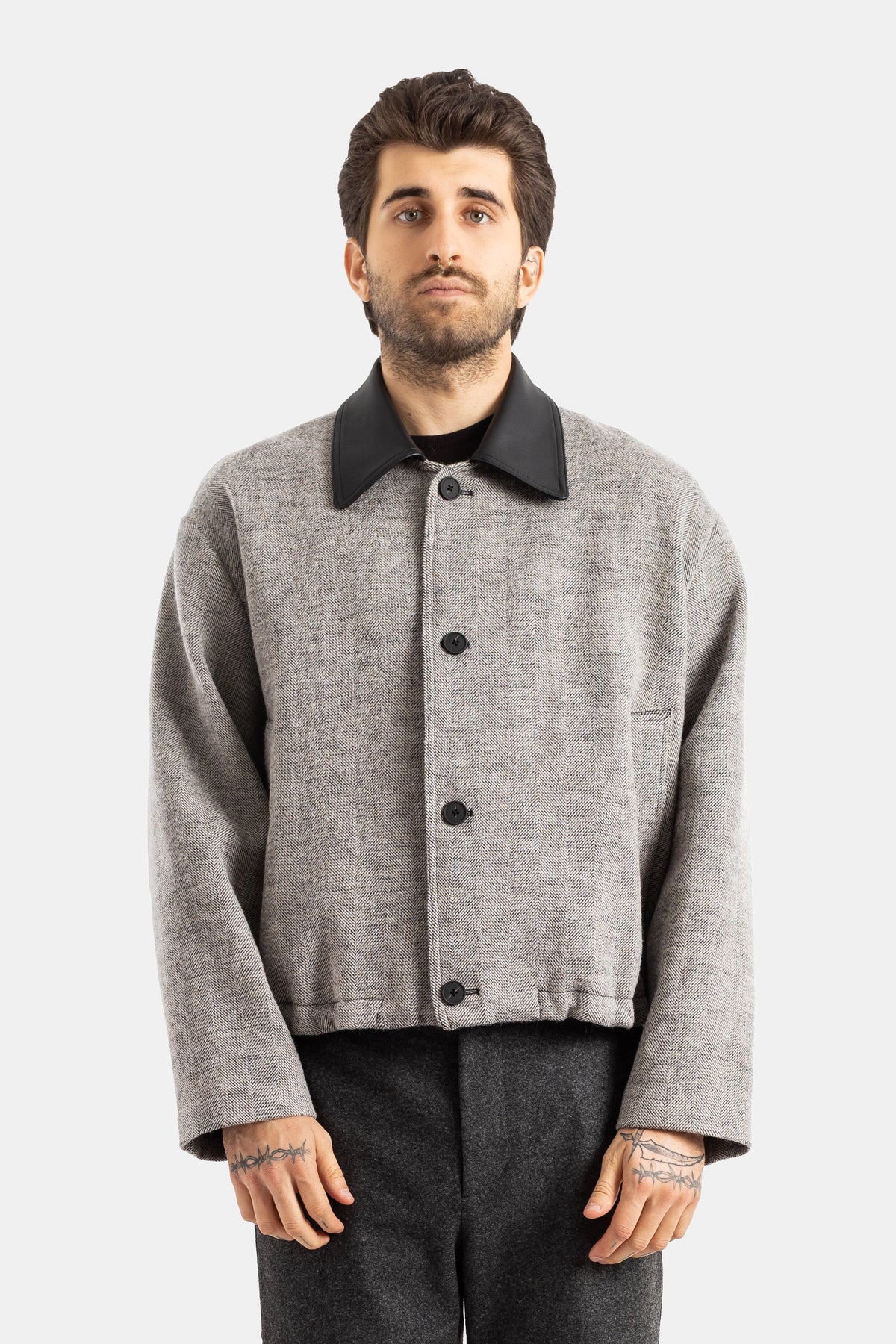 Studio Nicholson veste courte boxy en laine chinée chevron grise col contrasté en cuir noir