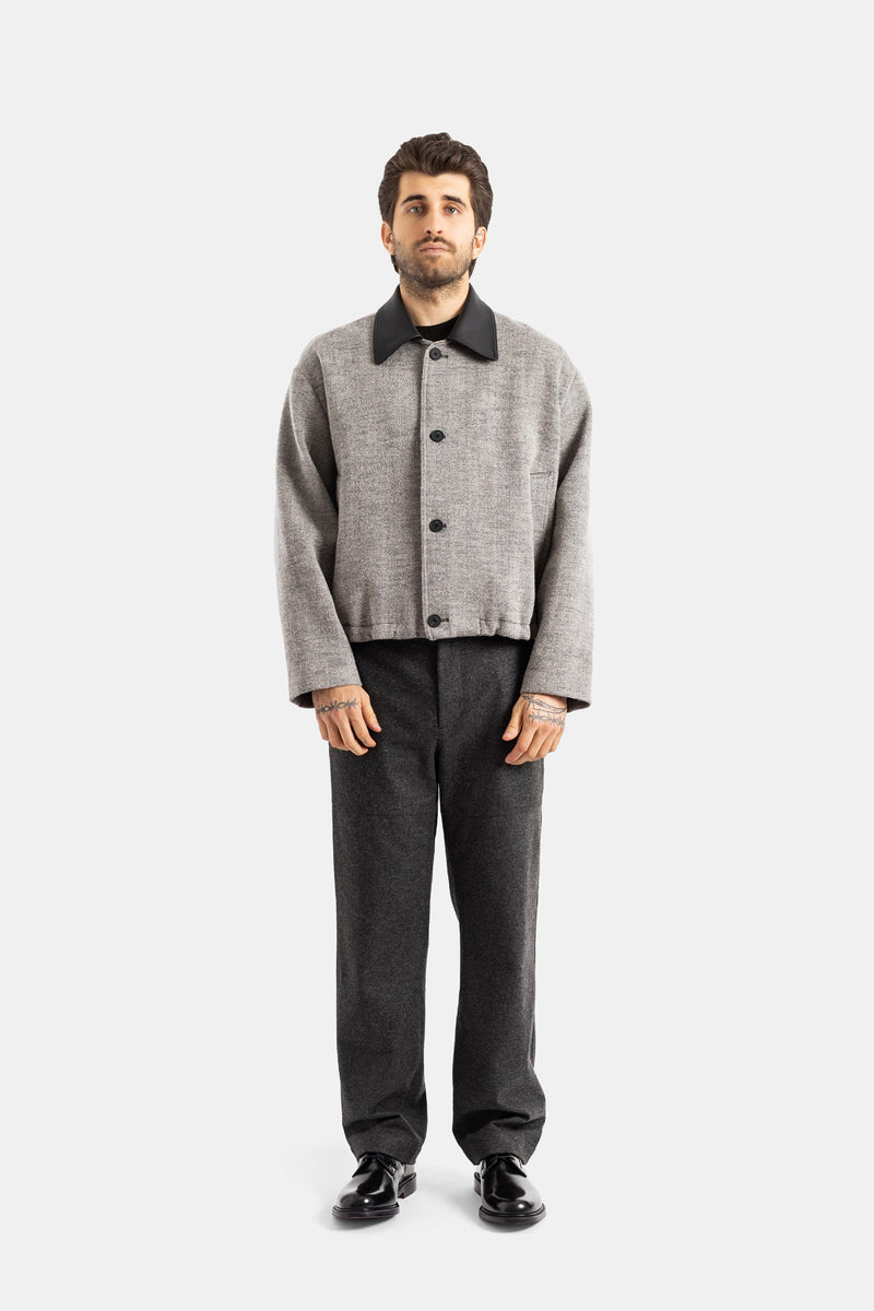 Studio Nicholson look total gris homme veste laine chinée courte col cuir noir pantalon droit charbon