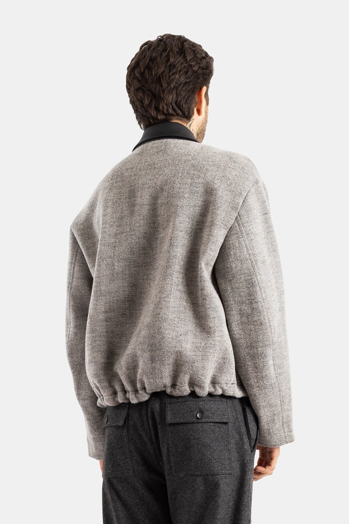 Studio Nicholson veste homme dos laine chevron grise col cuir noir bord-côte élastiqué taille