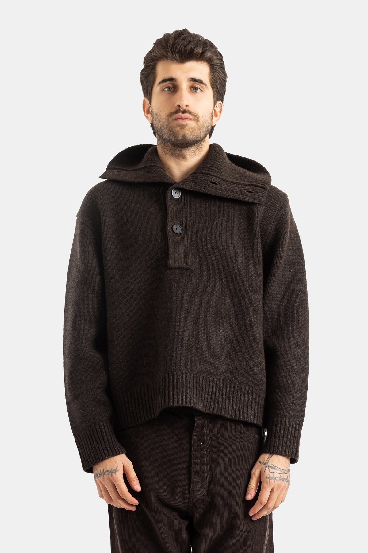 Studio Nicholson pull oversize en maille de laine marron col boutonné évasé à manches longues homme