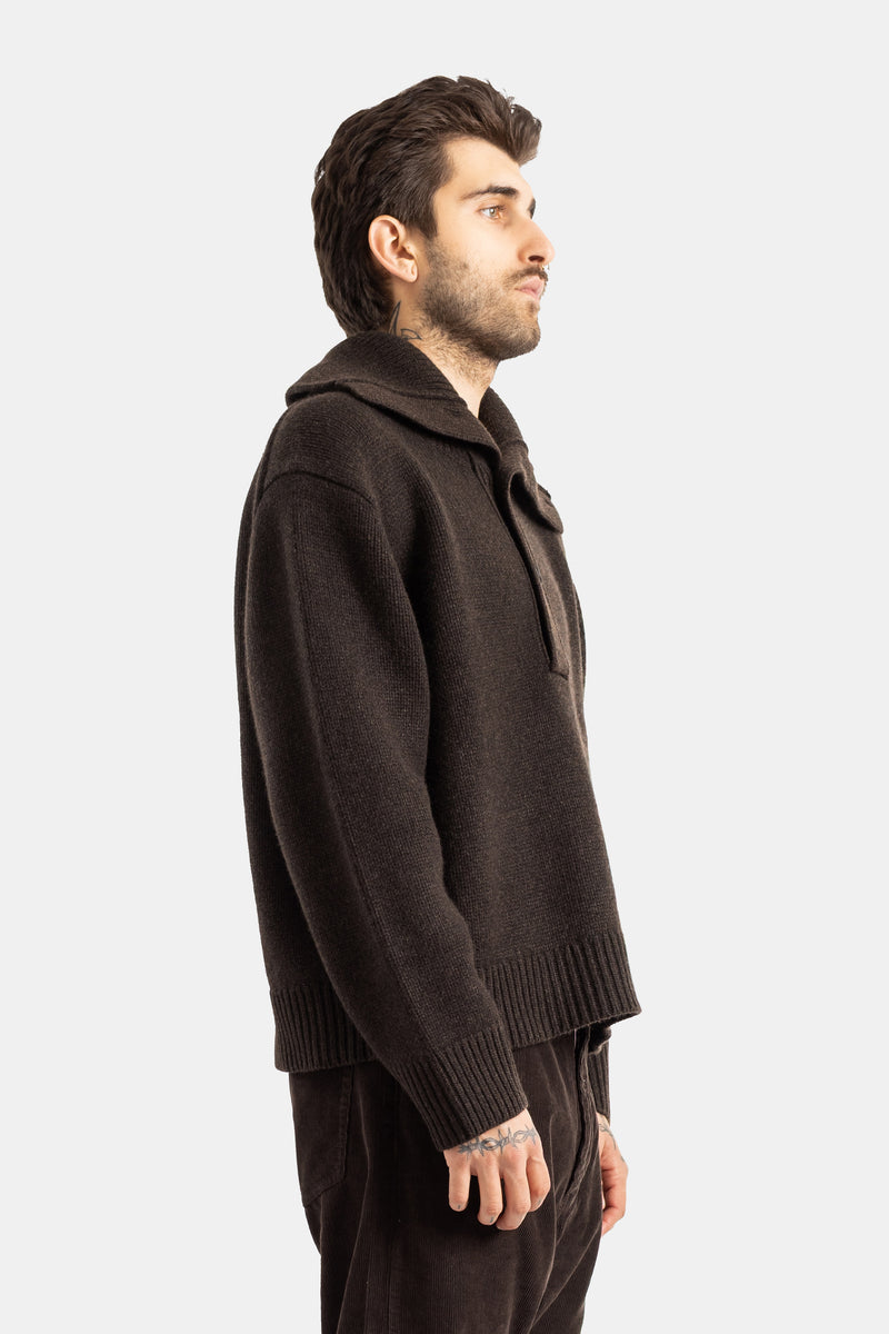 Studio Nicholson pull laine marron vue de profil silhouette structurée finitions côtelées homme