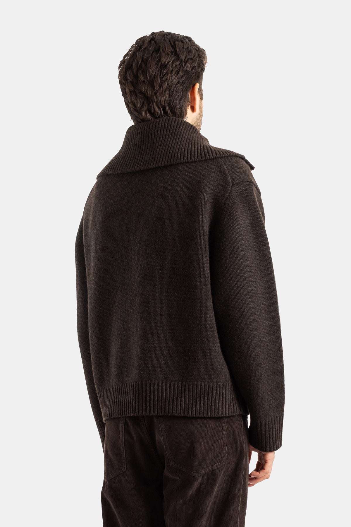Studio Nicholson pull maille laine marron vue dos col côtelé évasé coupe boxy oversize homme