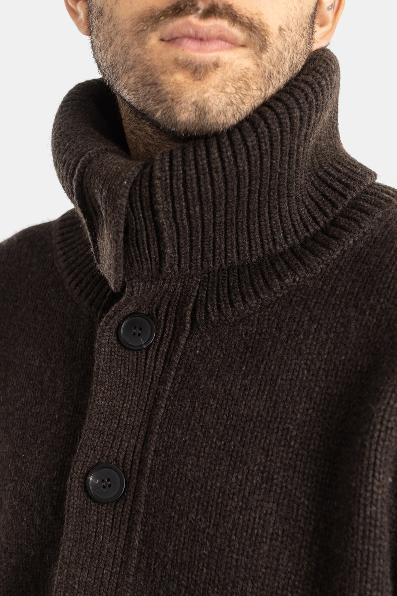 Studio Nicholson pull laine marron zoom col côtelé boutonné détail boutonnière sur poitrine homme