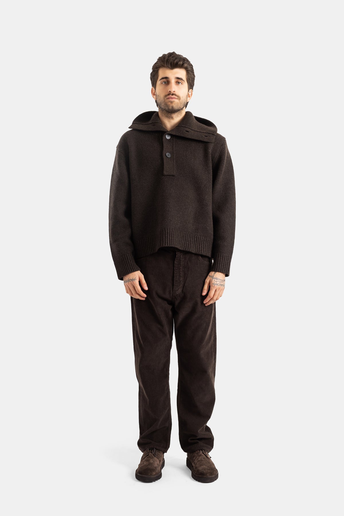 Studio Nicholson pull laine marron look total monochrome col évasé boutonné porté avec pantalon velours côtelé homme