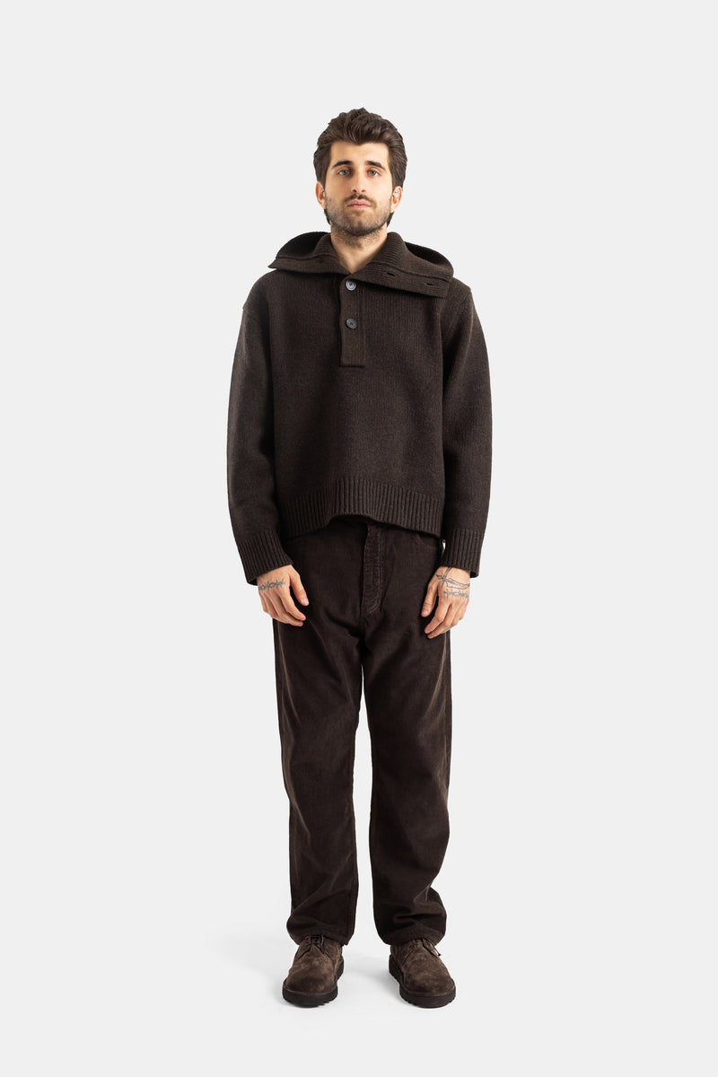Studio Nicholson pull laine marron look total monochrome col évasé boutonné porté avec pantalon velours côtelé homme