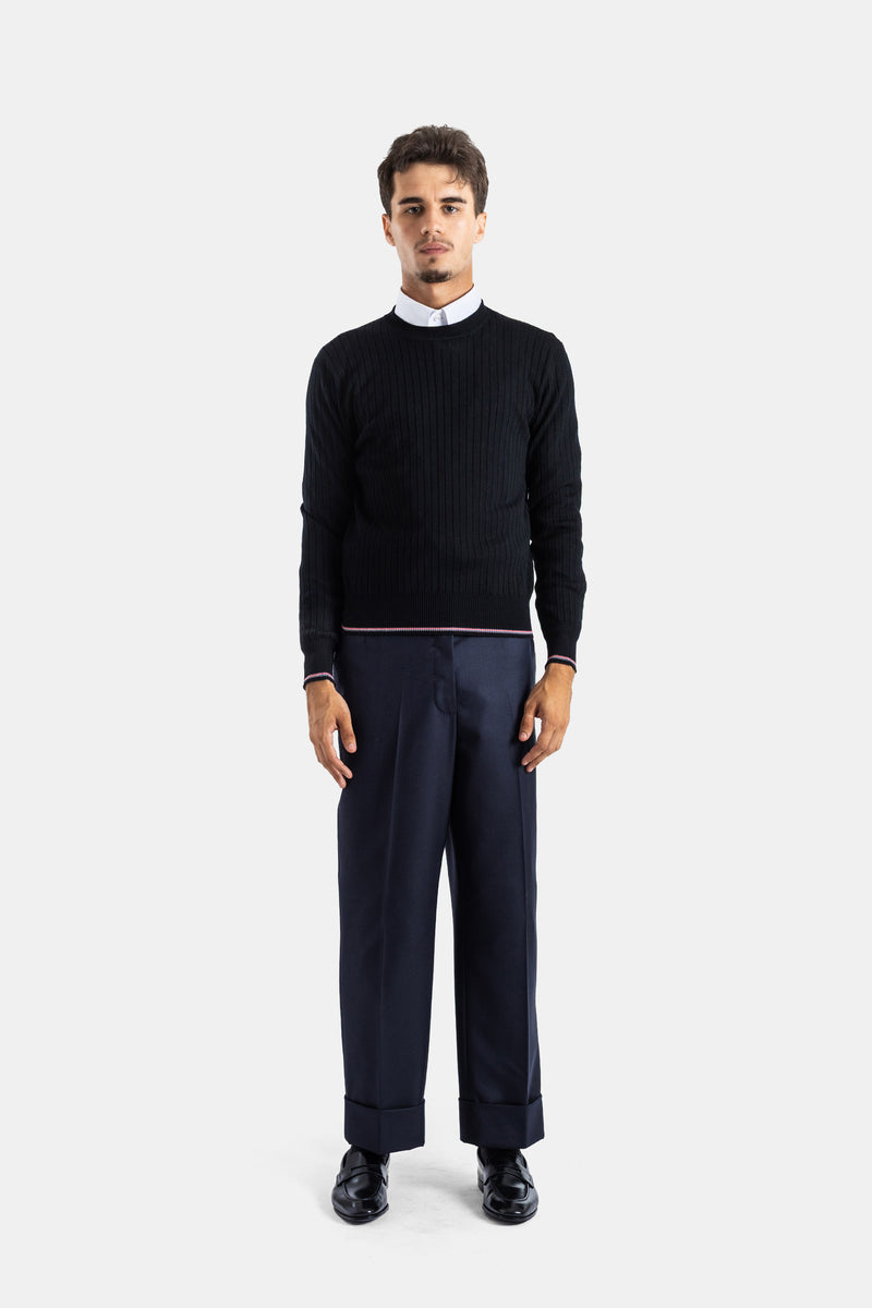 Thom Browne pull mérinos noir homme look business casual, liseré tricolore visible, porté avec loafers noirs