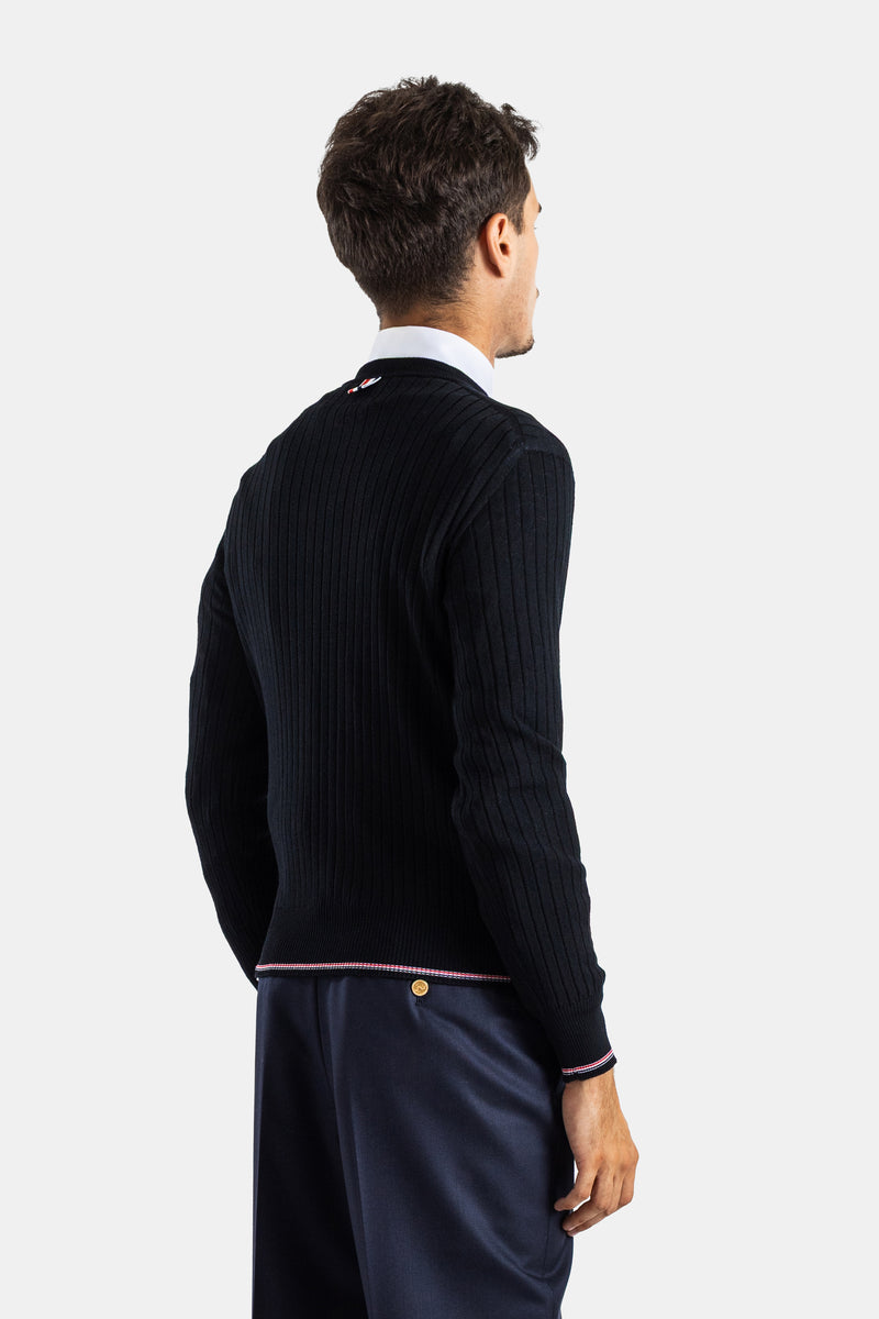 Rückansicht des schwarzen Thom Browne Merinopullovers mit RWB-Schlaufe im Nacken und gestreiftem Saum.