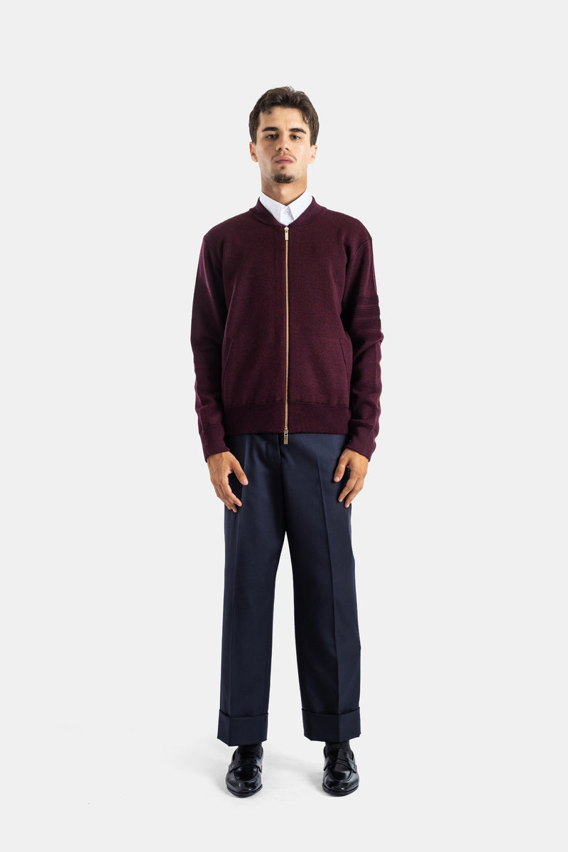 Thom Browne bombers bordeaux porté avec chemise blanche et pantalon navy, look habillé homme