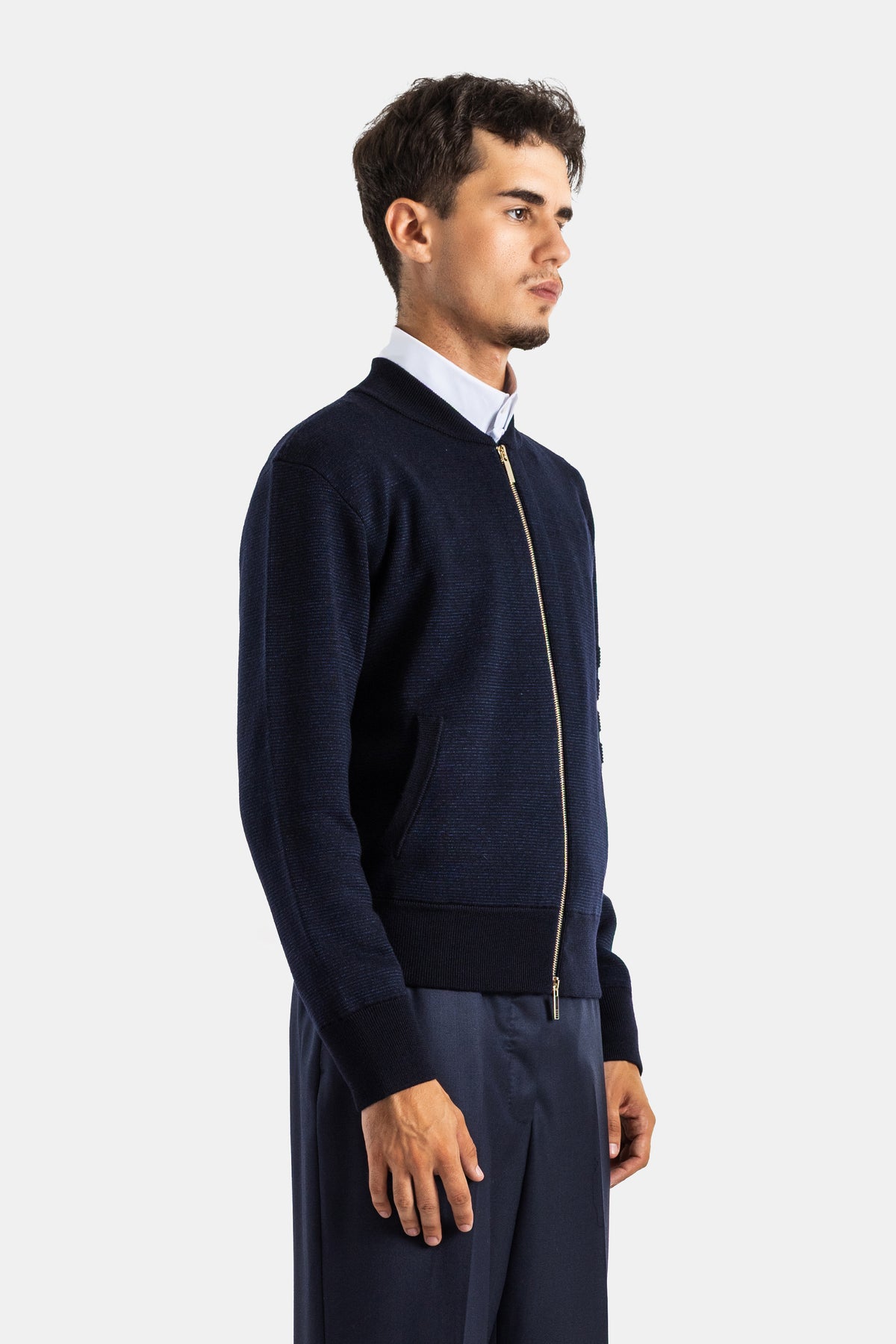 Thom Browne veste bomber laine mérinos marine vue profil fermeture éclair dorée chemise blanche dessous