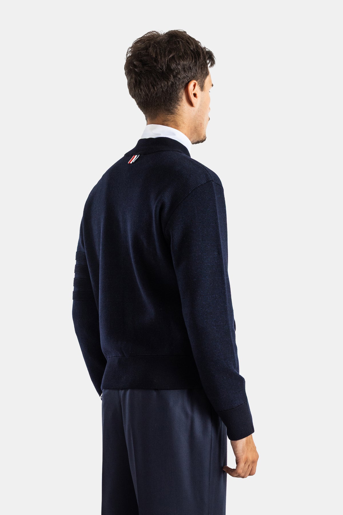 Thom Browne bomber laine mérinos marine dos bande tricolore logo épaule chemise blanche col visible