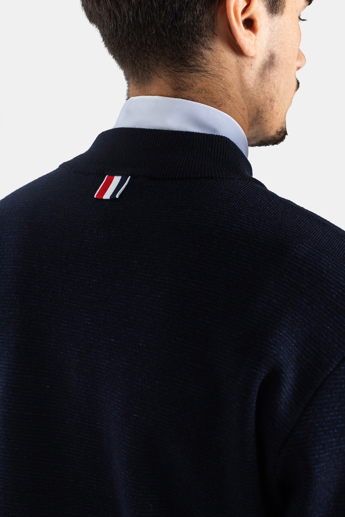 Thom Browne bomber mérinos marine étiquette tricot rouge blanc nuque col chemise bleu clair détail finition