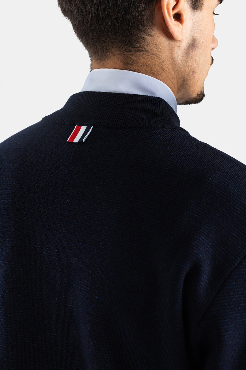 Thom Browne bomber mérinos marine étiquette tricot rouge blanc nuque col chemise bleu clair détail finition