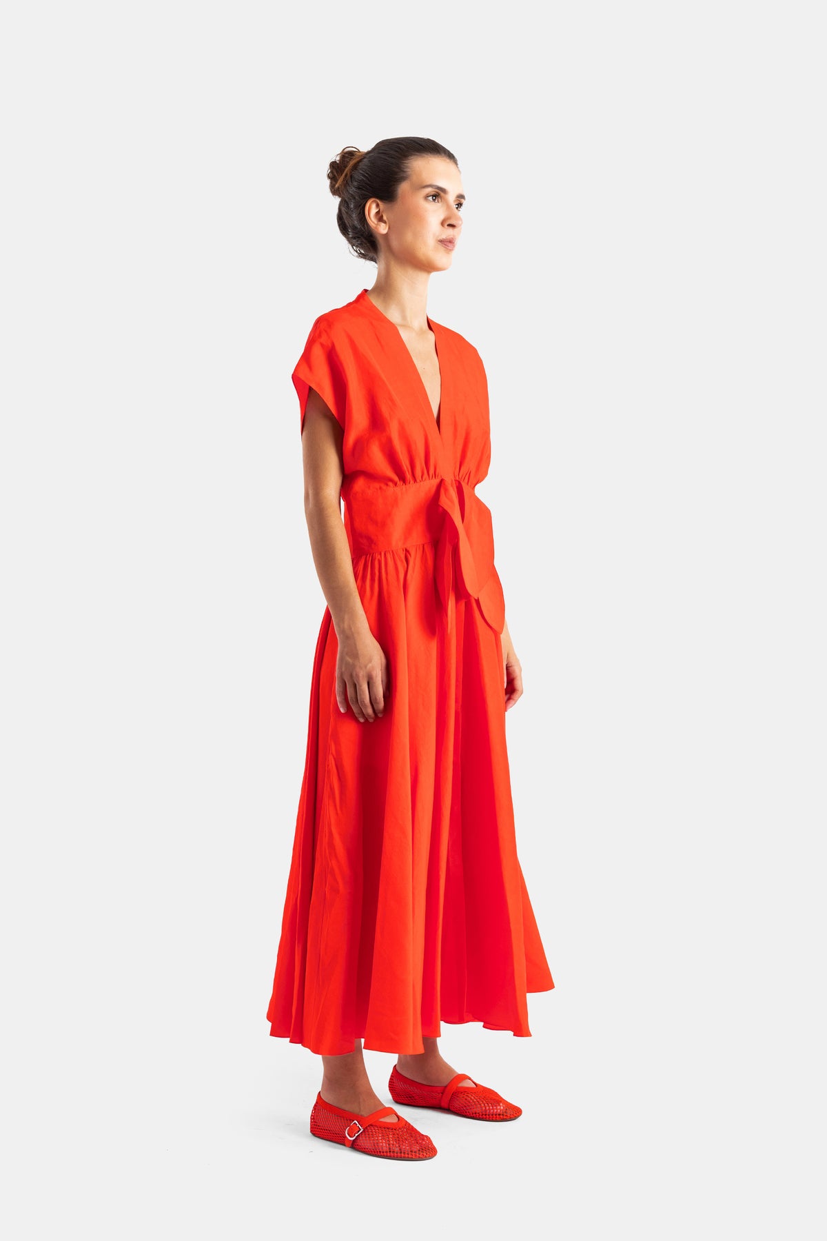 Robe longue ceinturée en lin rouge vermillon