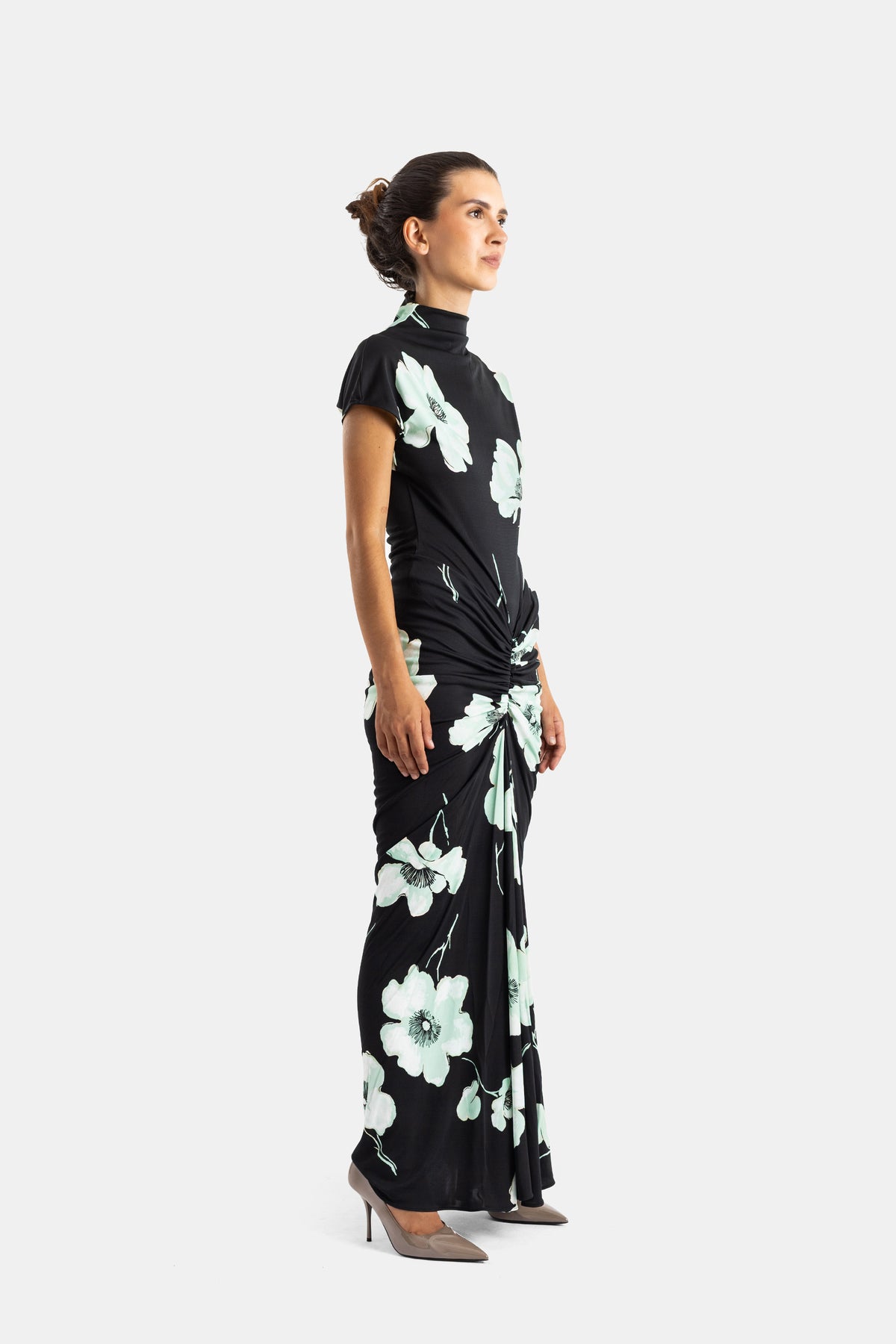 Maison Alaïa silhouette longue profil robe jersey drapé fleurs menthe sur fond noir talons nude