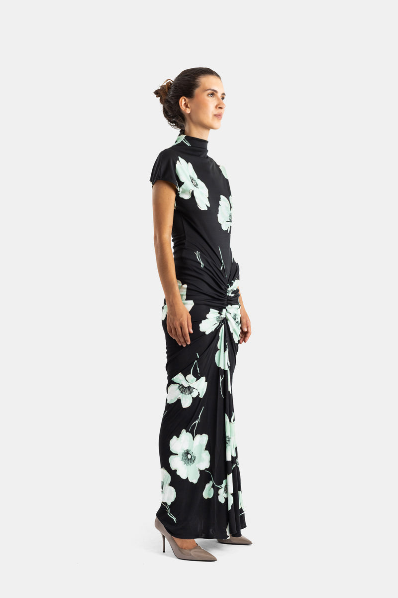 Maison Alaïa silhouette longue profil robe jersey drapé fleurs menthe sur fond noir talons nude