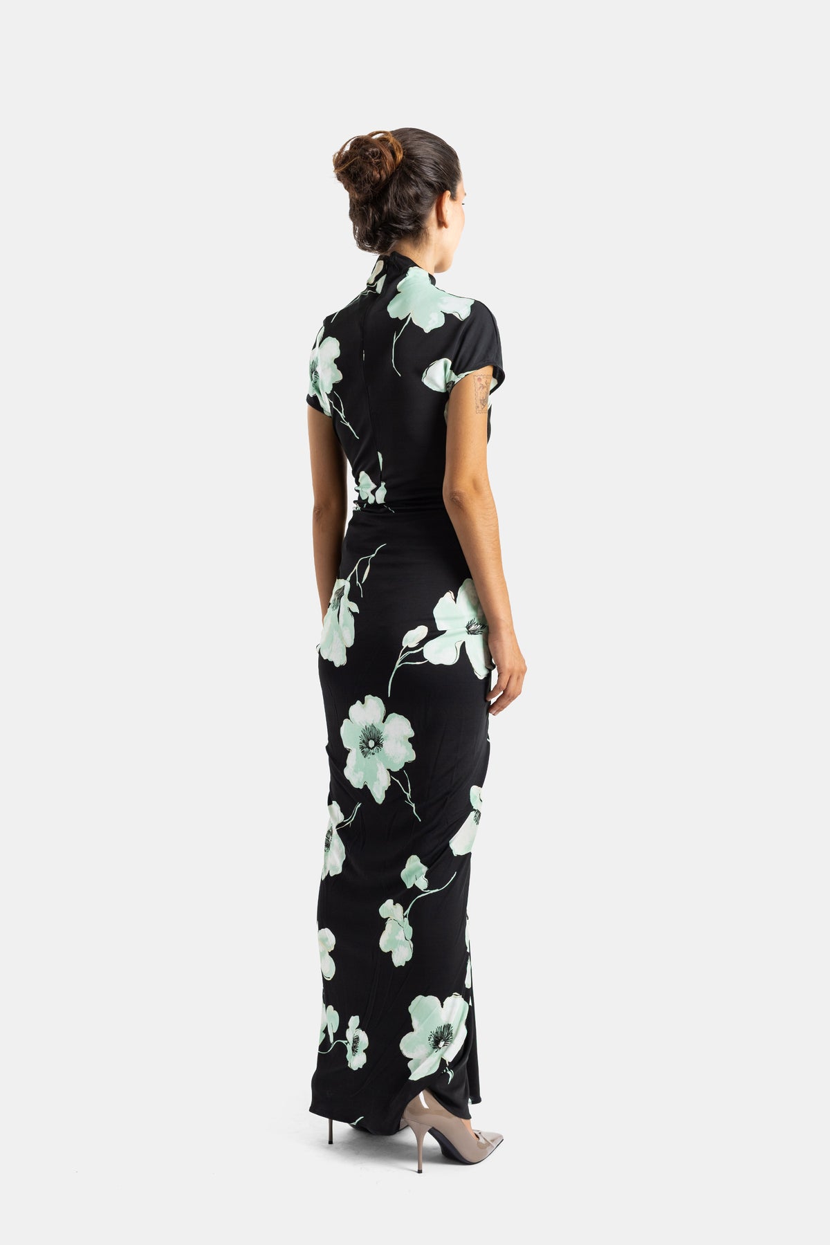 Maison Alaïa robe longue dos nu jersey noir grandes fleurs vert menthe manches courtes vue arrière