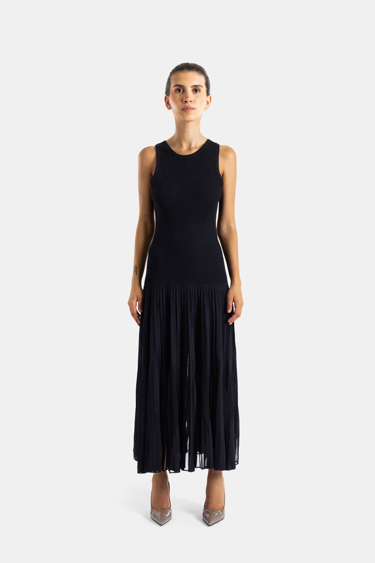 Maison Alaïa robe midi sans manches col rond en maille et mousseline plissée noire