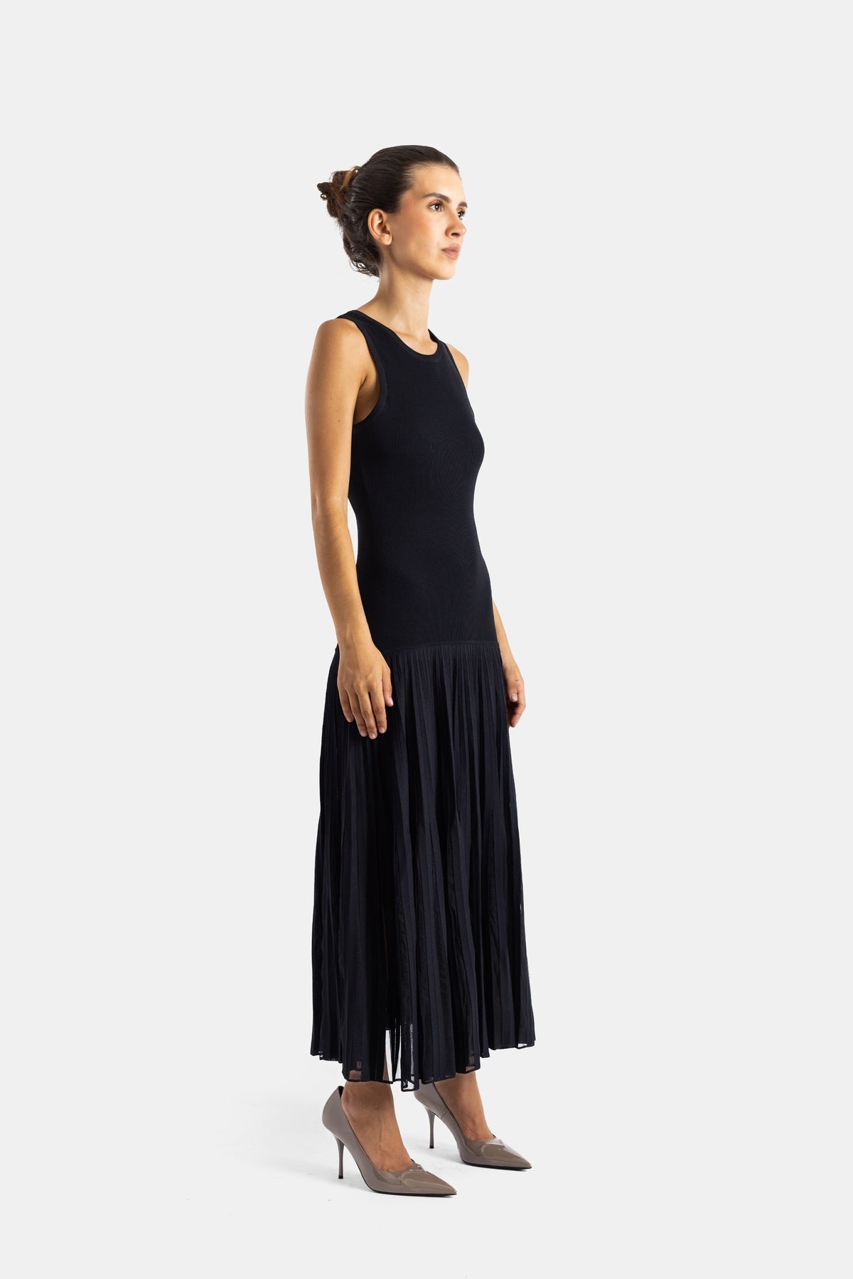 Maison Alaïa robe longue noire profil vue latérale jupe mousseline plissée fluide et corps moulant côtelé