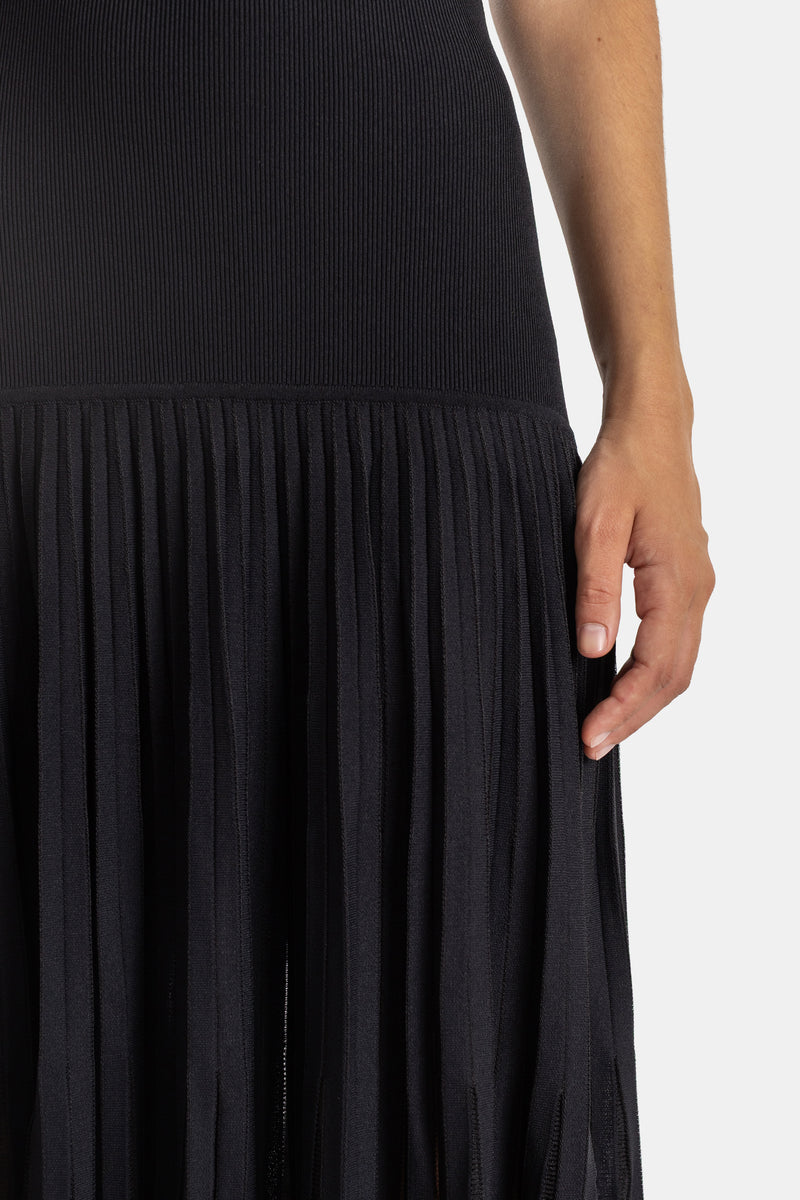 Maison Alaïa détail ceinture taille jupe plissée mousseline noire côtes tricot contrastées
